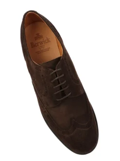 Berwick 1707 | Scarpa Derby Brogue Uomo in Suede><noscript><img width=