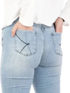 Kaos | Pantalone><noscript><img width=